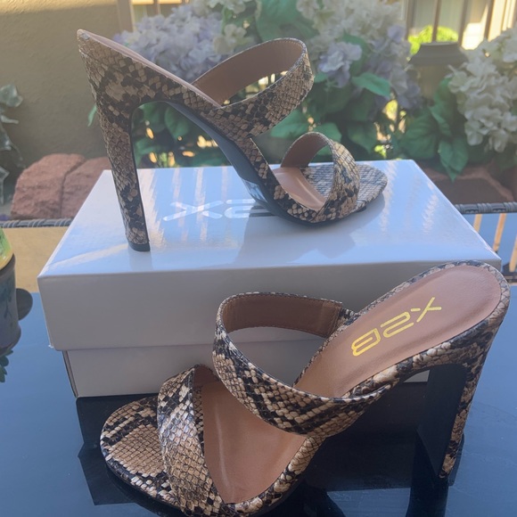 X2B Shoes - Snakeskin tan heels